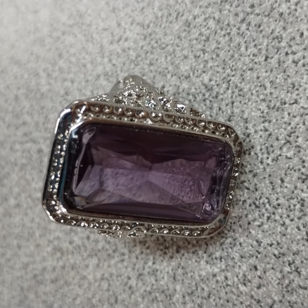Women's ring fits small